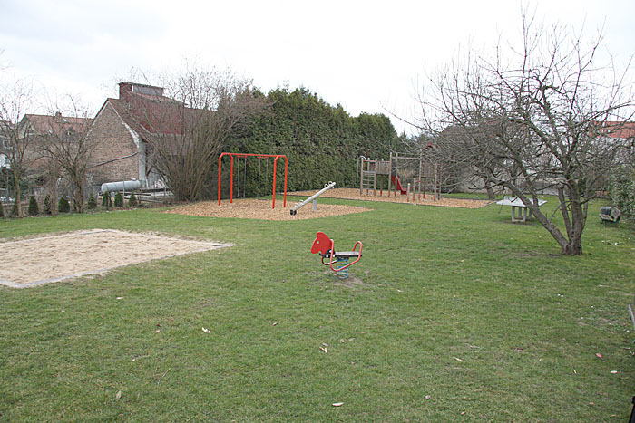 Der Spielplatz vom Eingang aus.