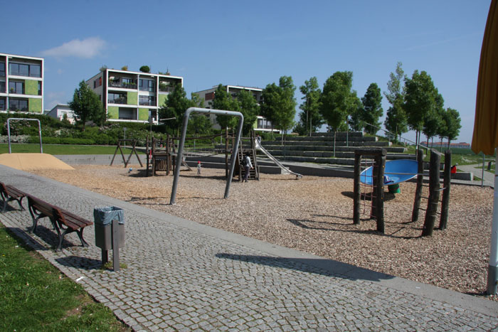 Brauner Spielplatz.